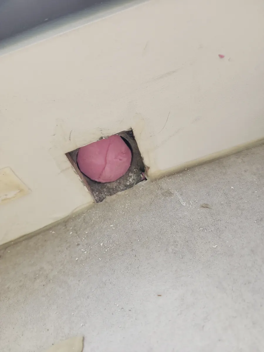 에어컨 구멍 마감 — 네모 구멍 속 분홍색 채움재