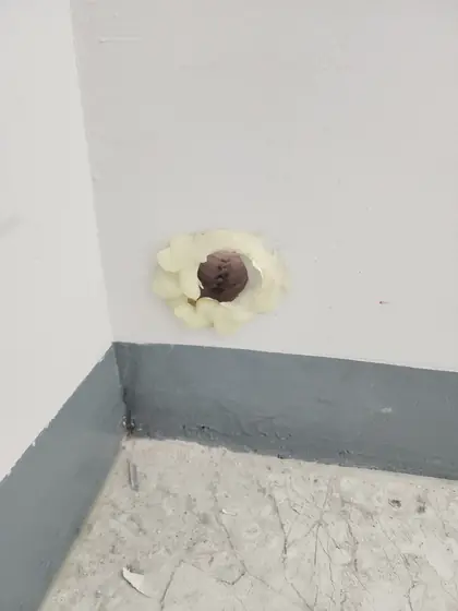에어컨 구멍 메움 — 덩어리진 메꿈이 붙은 구멍