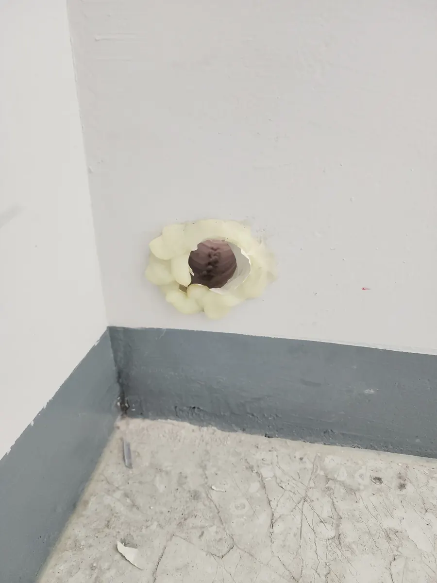 에어컨 구멍 메움 — 덩어리진 메꿈이 붙은 구멍