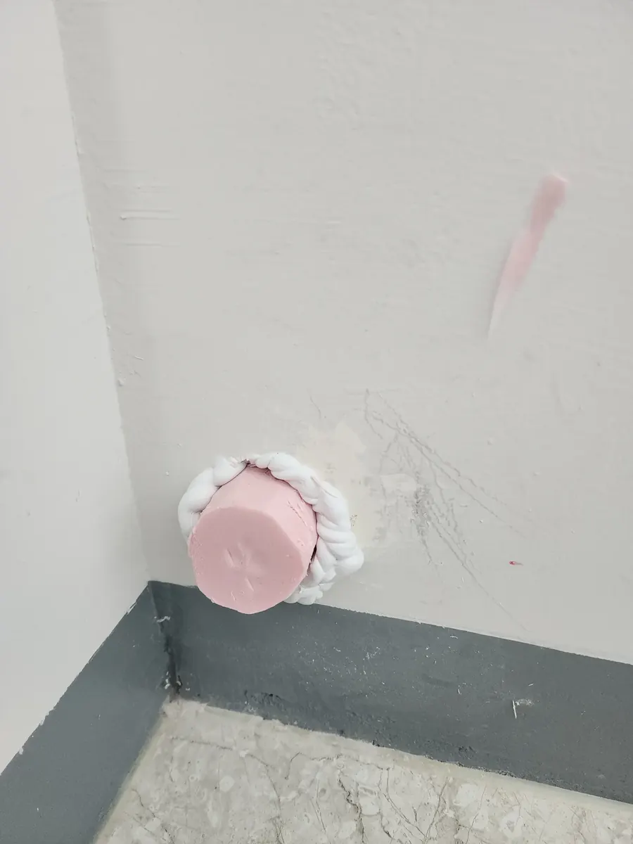 에어컨 구멍 메움 — 분홍색 채움재 끼우기