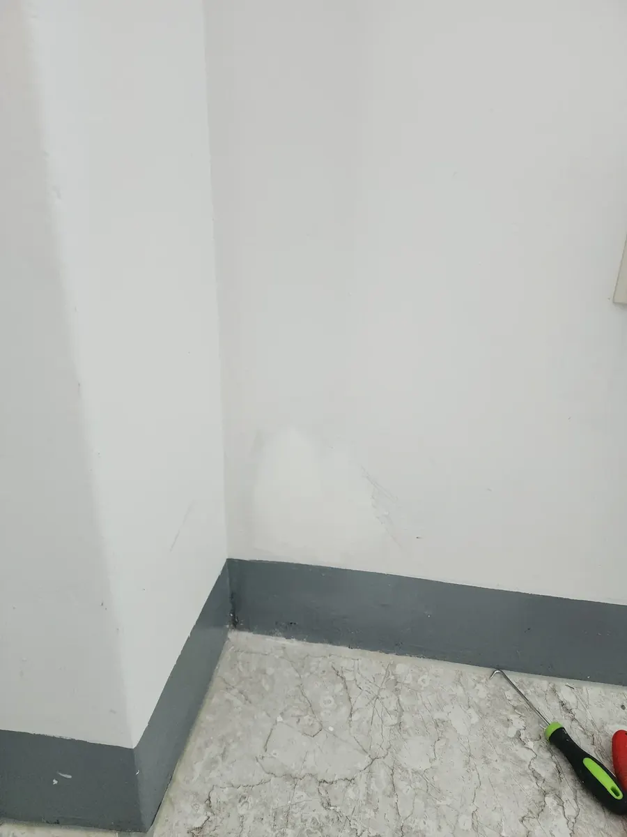 에어컨 구멍 메움 — 다듬어 마무리한 사무실 벽