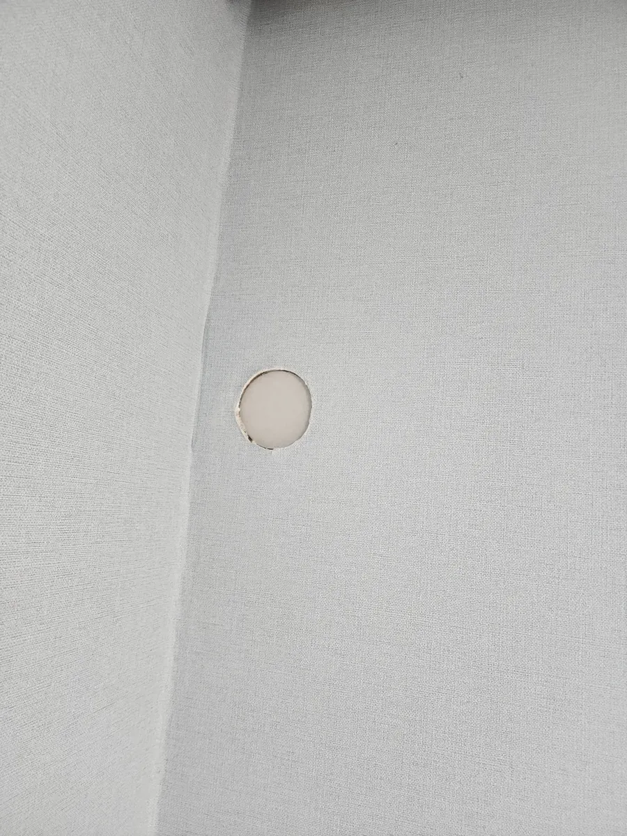 에어컨 구멍 복구 — 둥근 판으로 막은 구멍