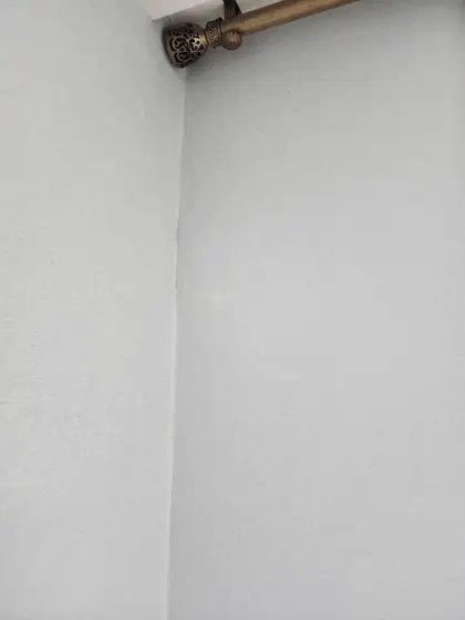 에어컨 구멍 복구 — 벽면과 이어지게 마무리한 자리
