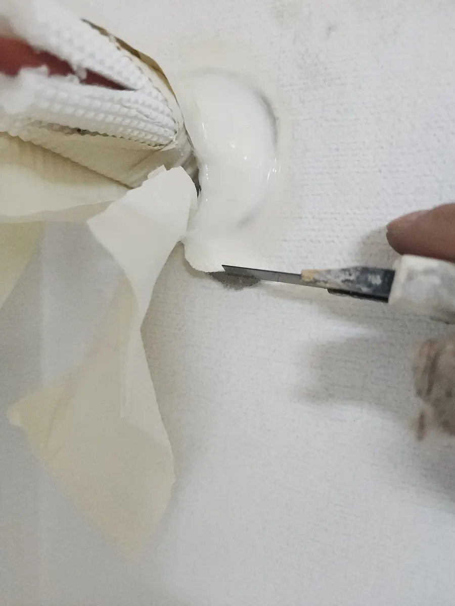 에어컨 이전 구멍 — 배관 둘레 메꿈 떼기